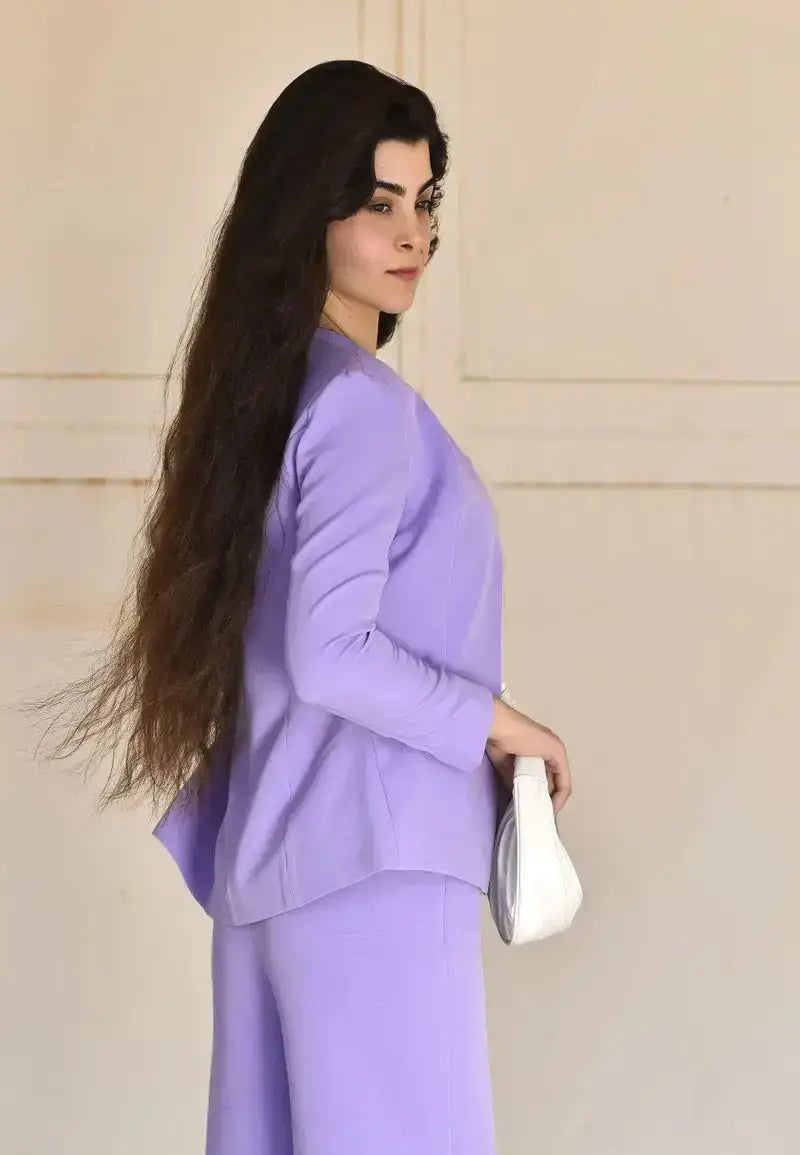 بدلة نسائية أنيقة وبسيطة