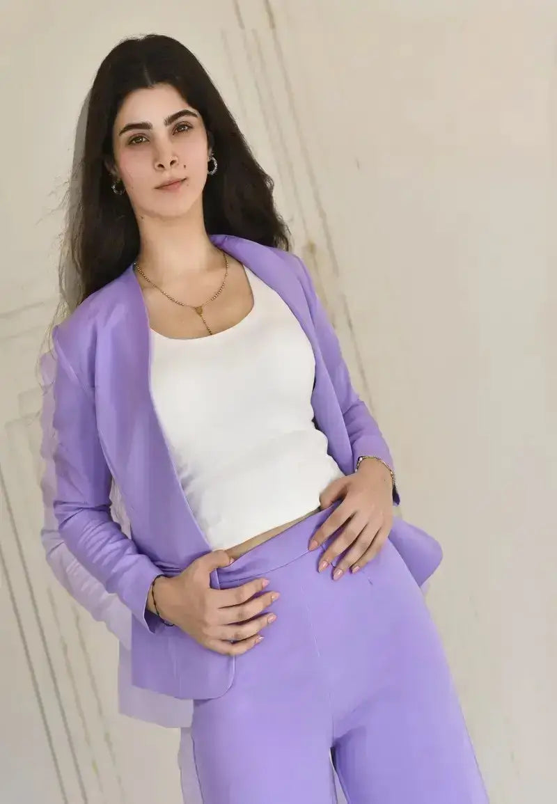 بدلة نسائية أنيقة وبسيطة