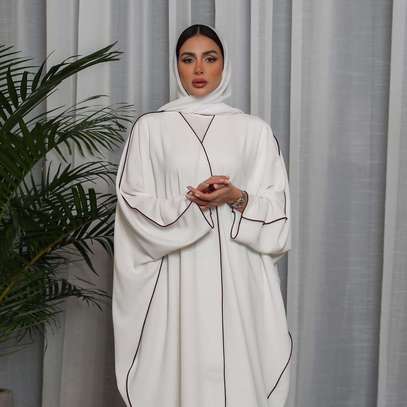 عباية نسائية بيضاء مرقعة مقاس كبير