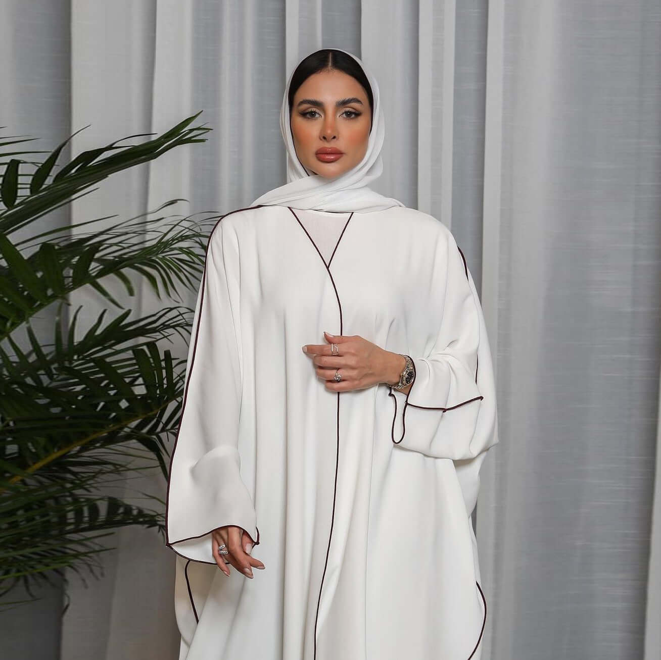 عباية نسائية بيضاء مرقعة مقاس كبير