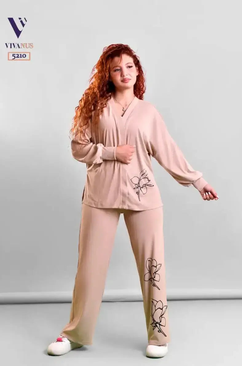 طقم نسائي جاكيت وبنطلون برسومات بسيطة