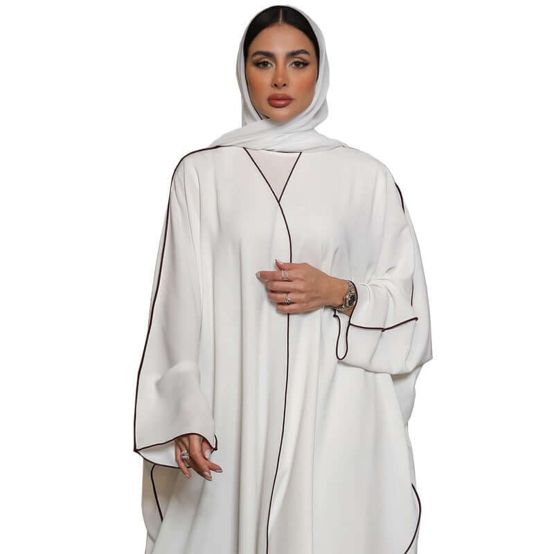 عباية نسائية بيضاء مرقعة مقاس كبير