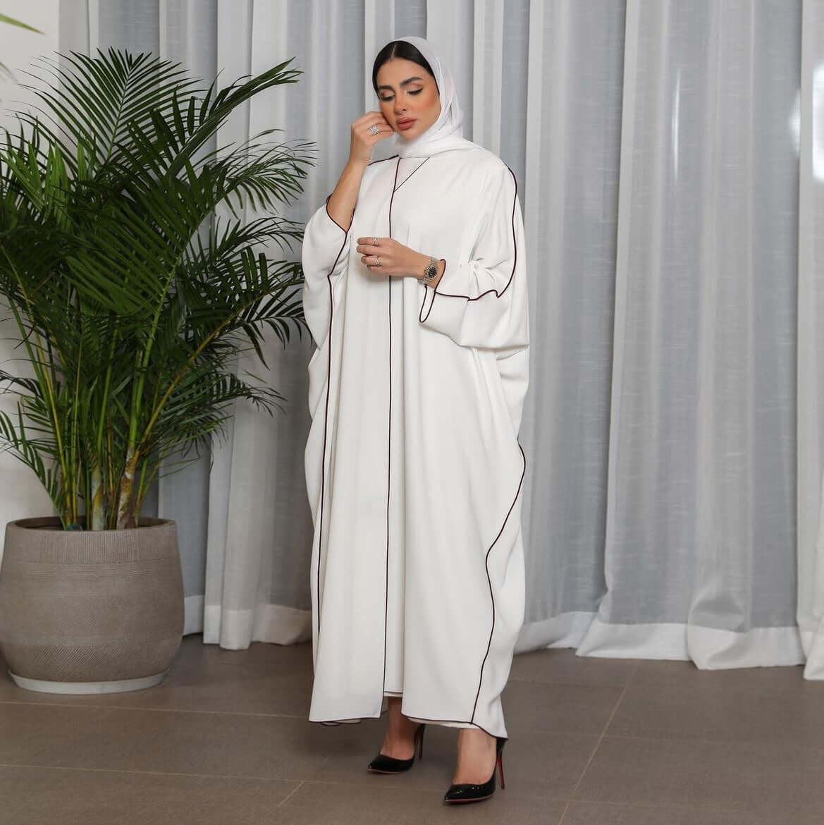 عباية نسائية بيضاء مرقعة مقاس كبير