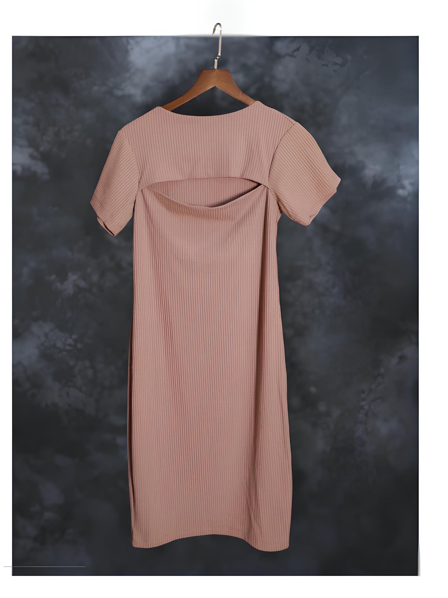 Short-sleeved ribbed knit dress with front slit detail