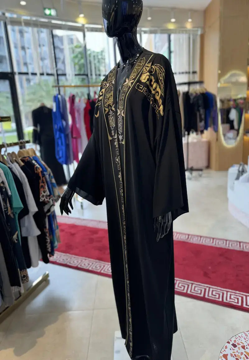عباية الجمال والأناقة مزينة بخطوط ذهبية مميزة