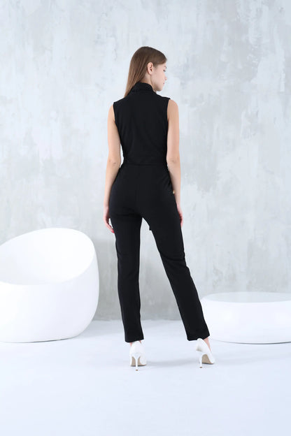 Jumpsuit with simple details and buttons on the pockets