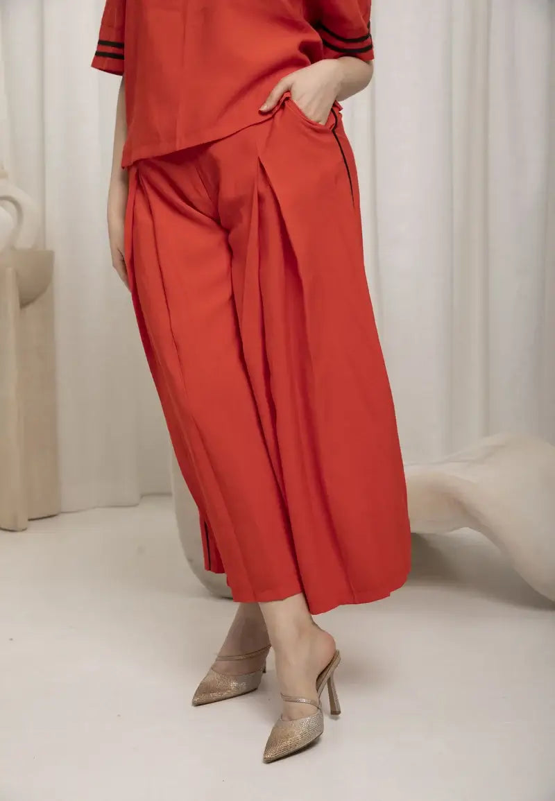 Casual women's set consisting of a loose T-shirt and tight pants at the bottom