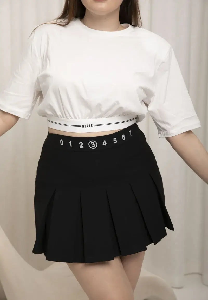 Short skirt with distinctive pleats