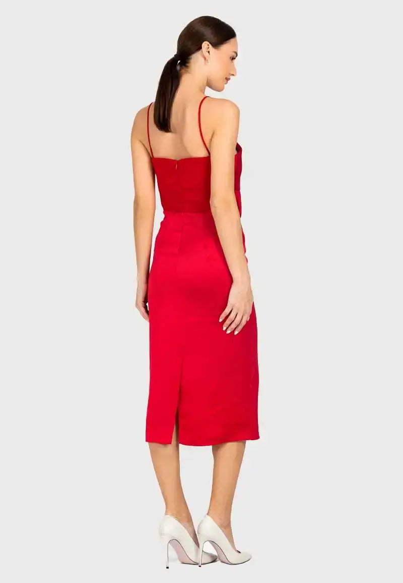Soft red dress with simple details and without sleeves