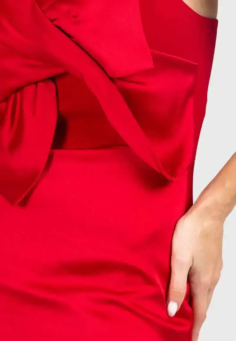 Soft red dress with simple details and without sleeves