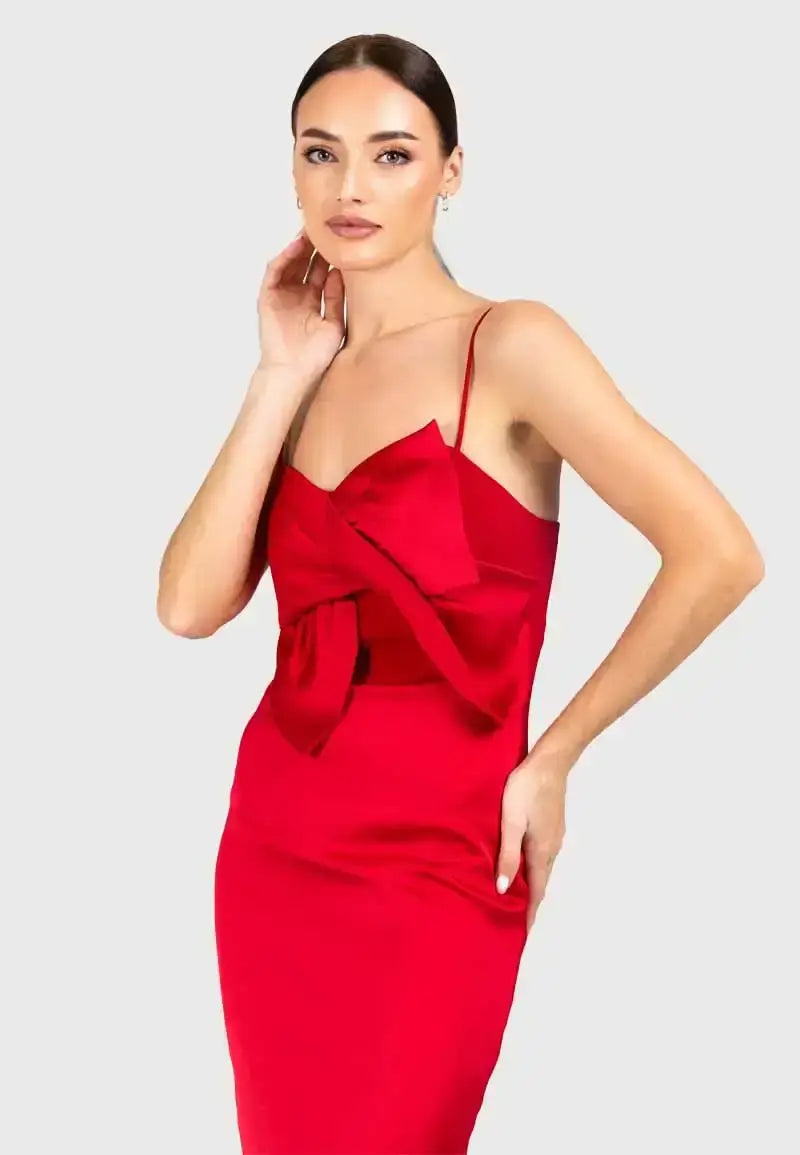 Soft red dress with simple details and without sleeves