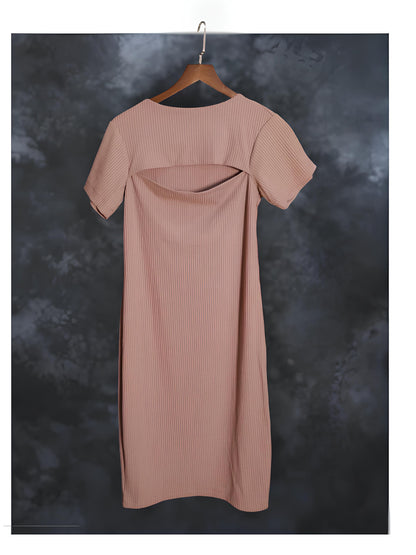 Short-sleeved ribbed knit dress with front slit detail